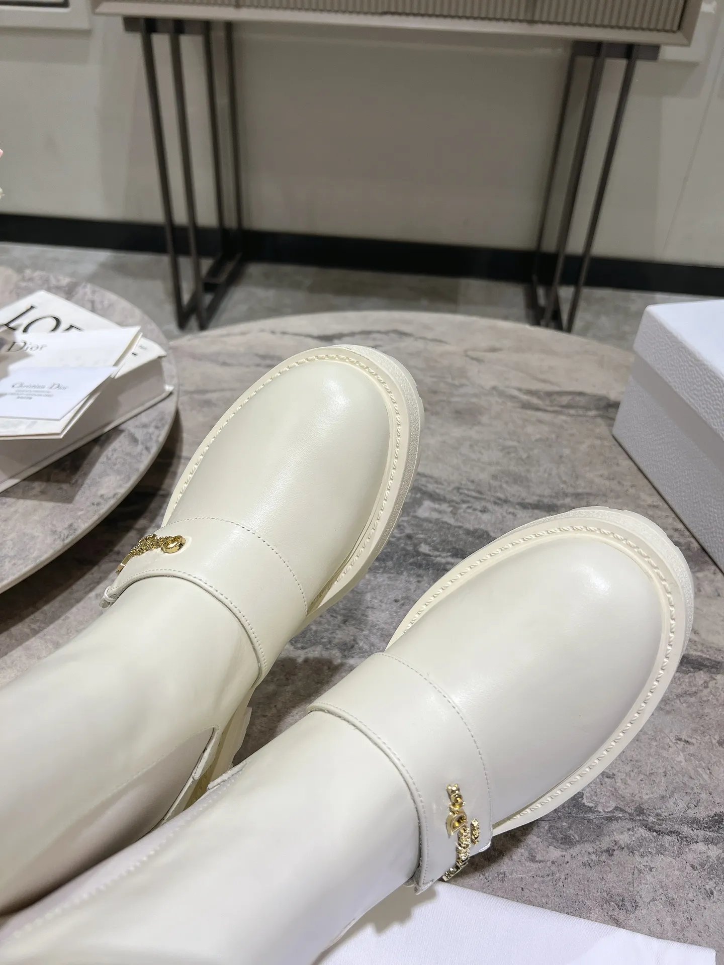 💰820 Dior Dior's new autumn and winter D-Town series punk style thick heel women's boots. The same style as the star's CD letter logo hardware buckle motorcycle knee-high boots. High-heeled square toe one-step knight high boots. Material: upper imported full-grain calfskin/open-edge beaded cowhide + water-dyed cowhide lining for feet + up foam outsole + original molded hardware buckle. Size: 35-39 Standard code (40.41 customized, non-refundable)
